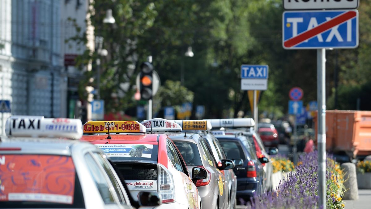 Taksówka
Warszawa, 20.08.2014. Taksówki na ulicy w Warszawie, 20 bm. (obm/zuz) PAP/Marcin Obara
Marcin Obara
przewóz osób, taksówka, taksówki, taryfa, taxi, postój, postój taksówek