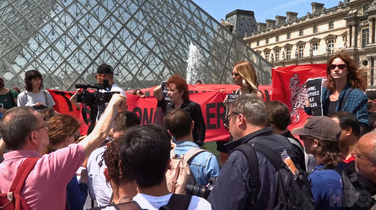 Nan Goldin i grupa P.A.I.N protestujący przed paryskim Luwrem