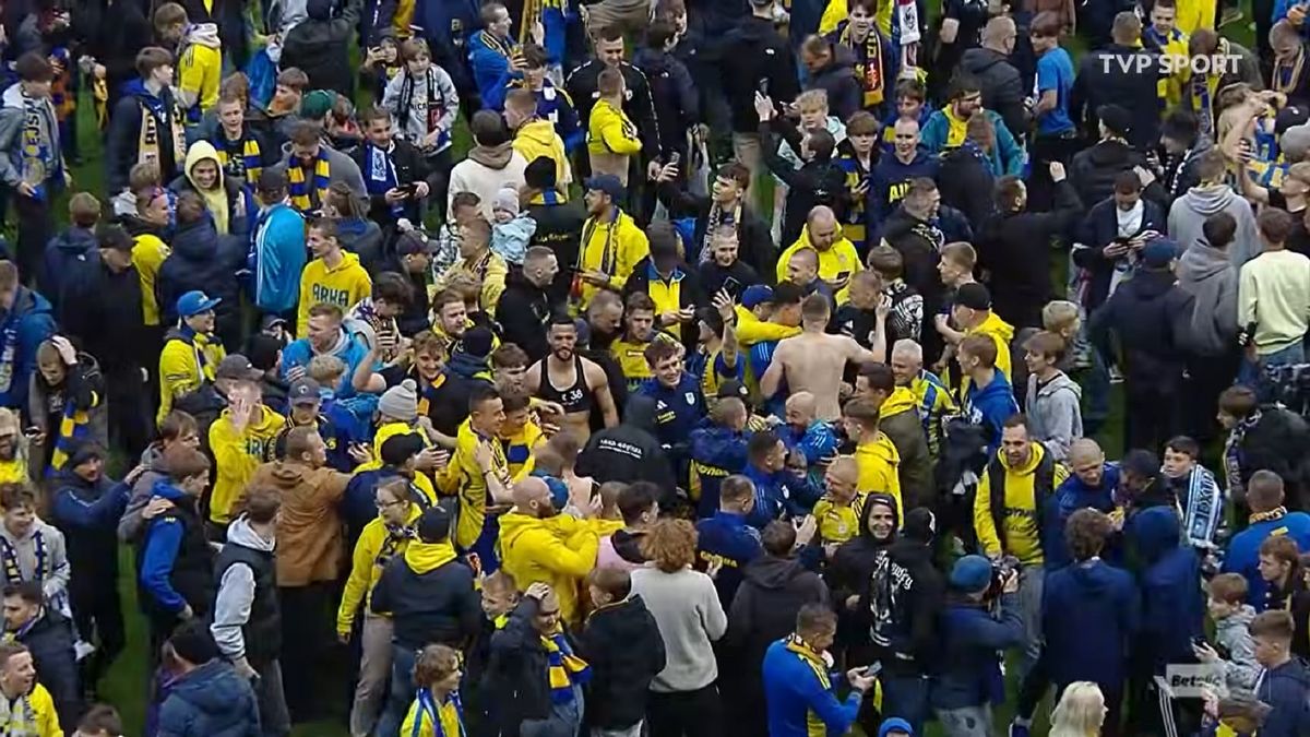 YouTube / TVP Sport / Na zdjęciu: Kibice Arki Gdynia świętujący awans.