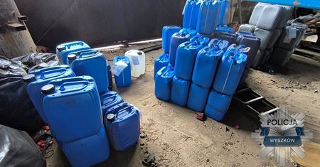 Trzej bracia produkujący narkotyki w rękach policjantów. Zabezpieczono 22 kg   klefehdronu .
