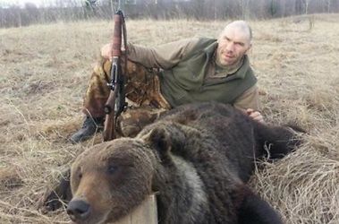 Wałujew prezentuje upolowanego niedźwiedzia