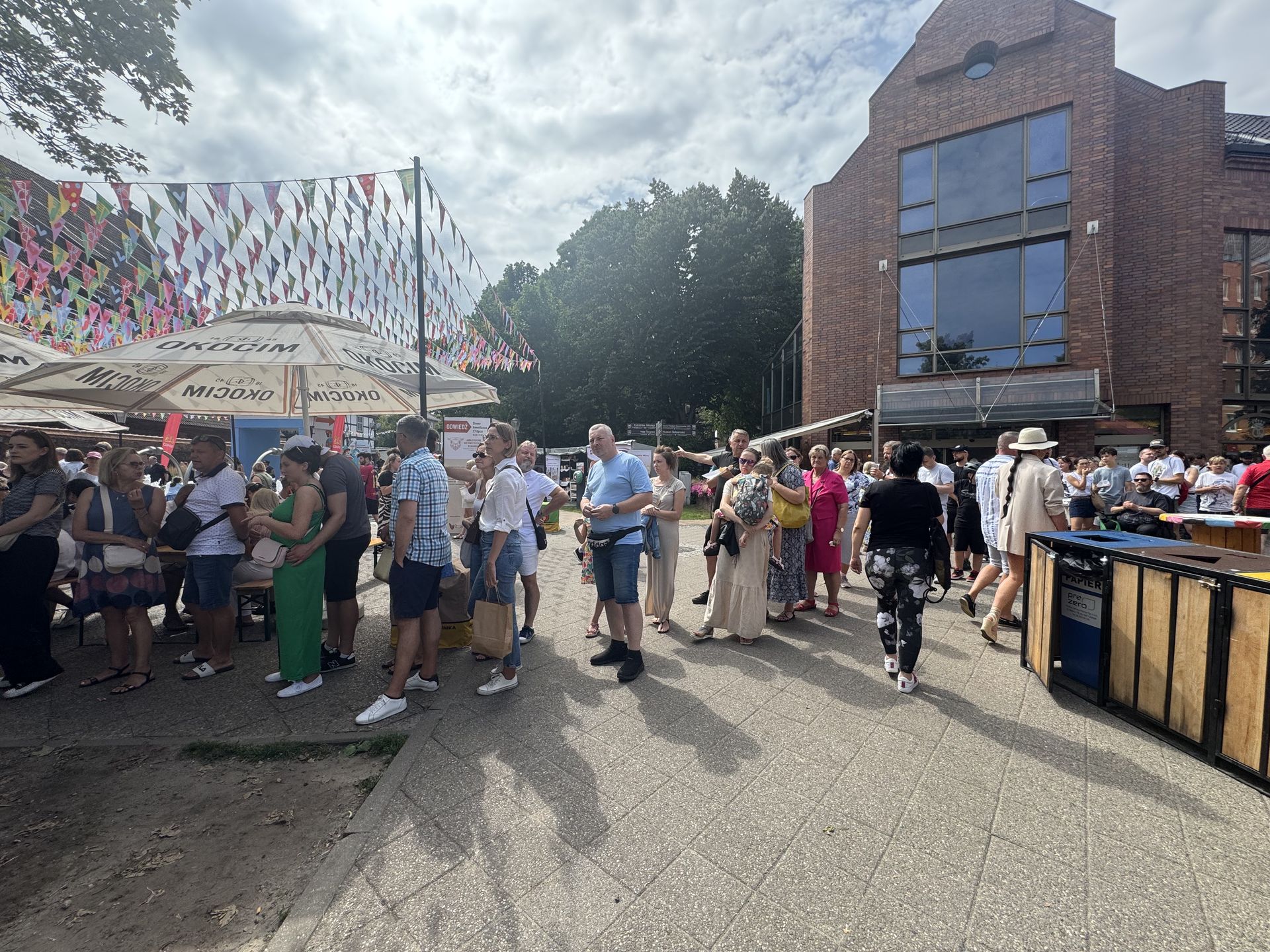 Kolejka po langosza na ul. Rajskiej