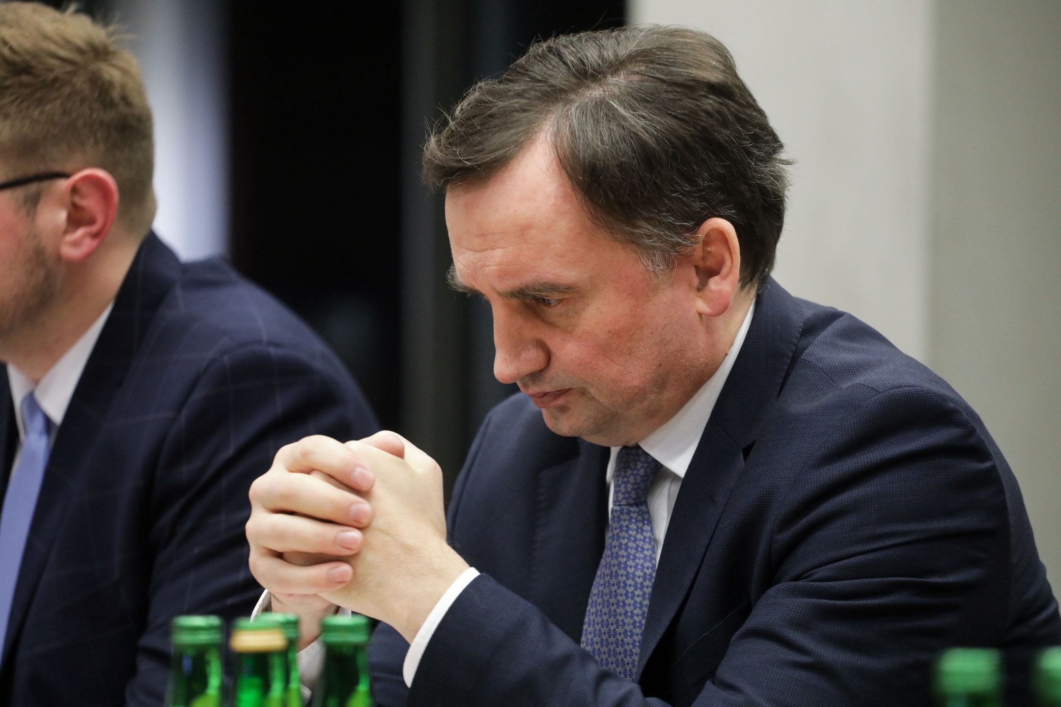 Warszawa, 12.12.2022. Minister sprawiedliwości, prokurator generalny Zbigniew Ziobro na posiedzeniu sejmowej Komisji Sprawiedliwości i Praw Człowieka, 12 bm. w Sejmie w Warszawie. Komisja zajmuje się zaopiniowaniem poselskiego wniosku o wyrażenie wotum nieufności wobec Ministra Sprawiedliwości Zbigniewa Ziobro. (ad) PAP/Albert Zawada