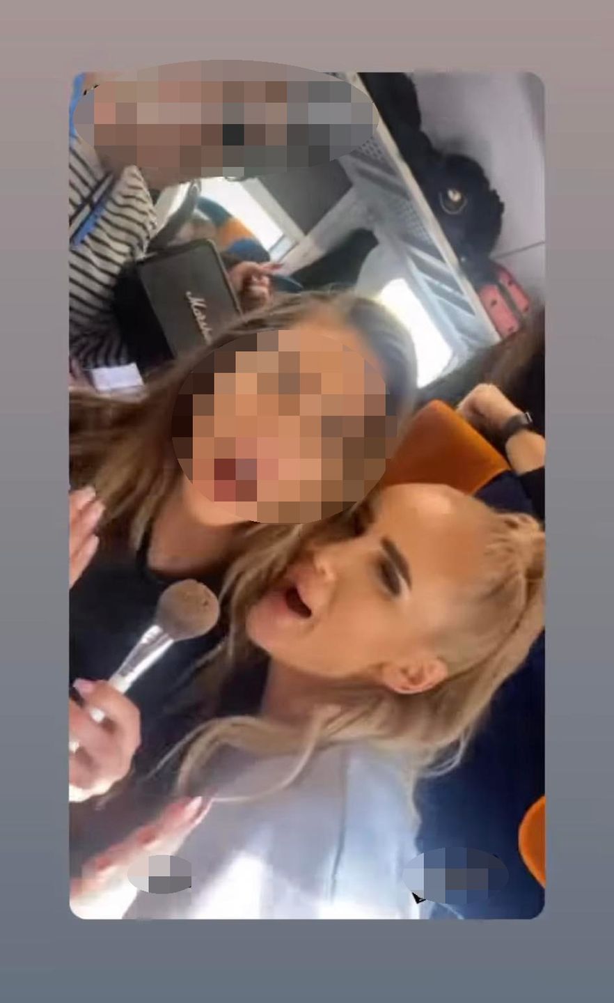 Izabela Macudzińska z koleżankami w pociągu