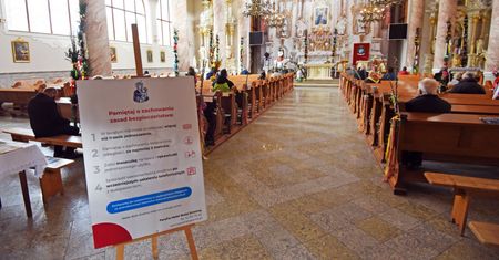 Limit w kościele przekroczony o 240 osób. Mandat? 20 złotych