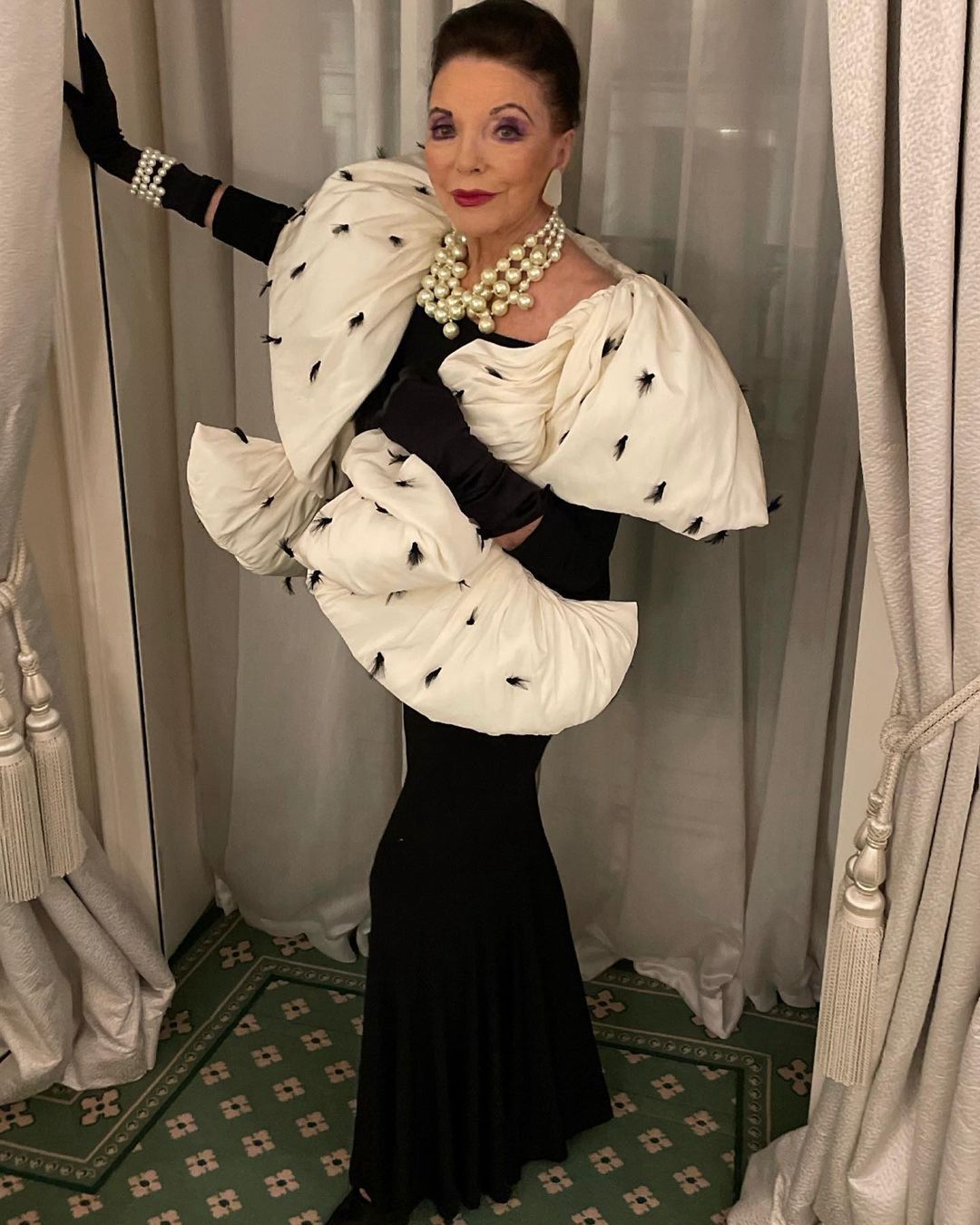 Instagram/joancollinsdbe