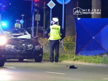 Ursynów: Śmiertelne potrącenie pieszego przez BMW. Siła uderzenia była tak silna, że mężczyzna wylądował kilkadziesiąt metrów od przejścia