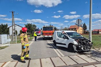 Auto zgasło na torach. Pociąg uderzył w citroena