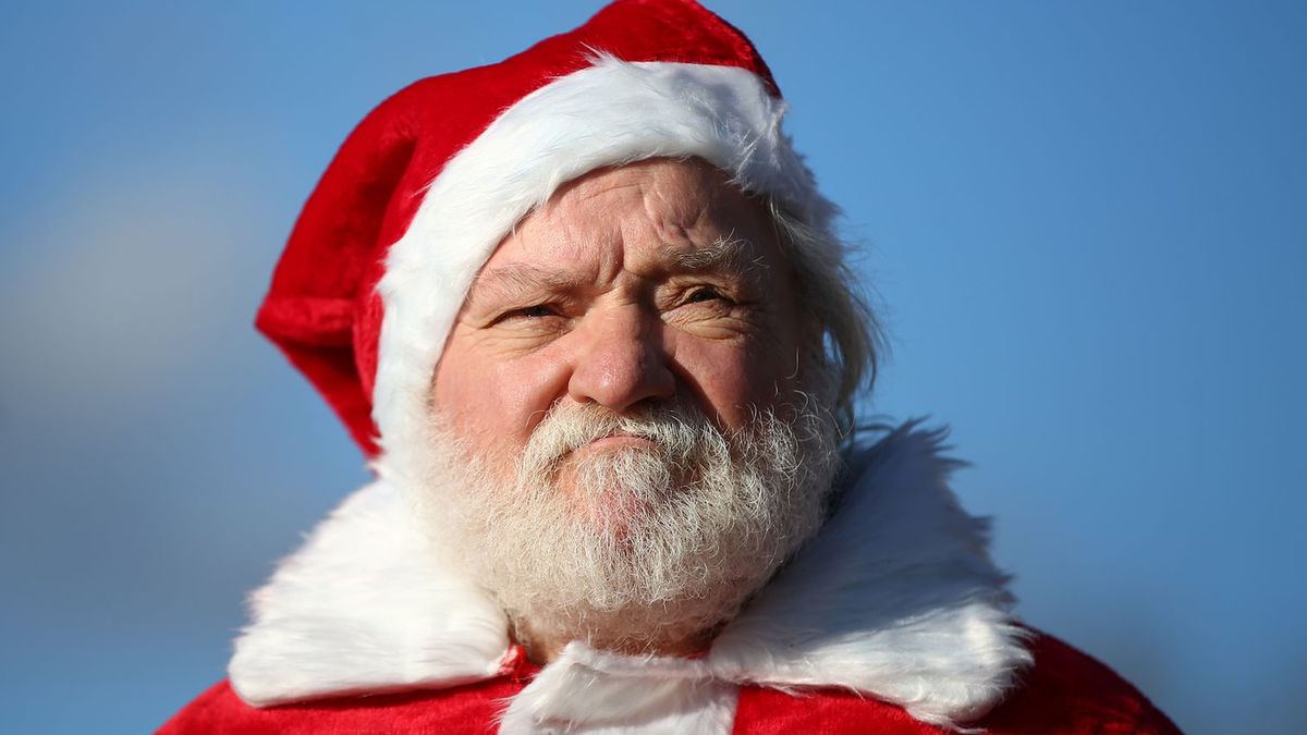 Mężczyzna w stroju Świętego Mikołaja protestujący przeciwko obostrzeniom wprowadzonym w związku z pandemią koronawirusa.