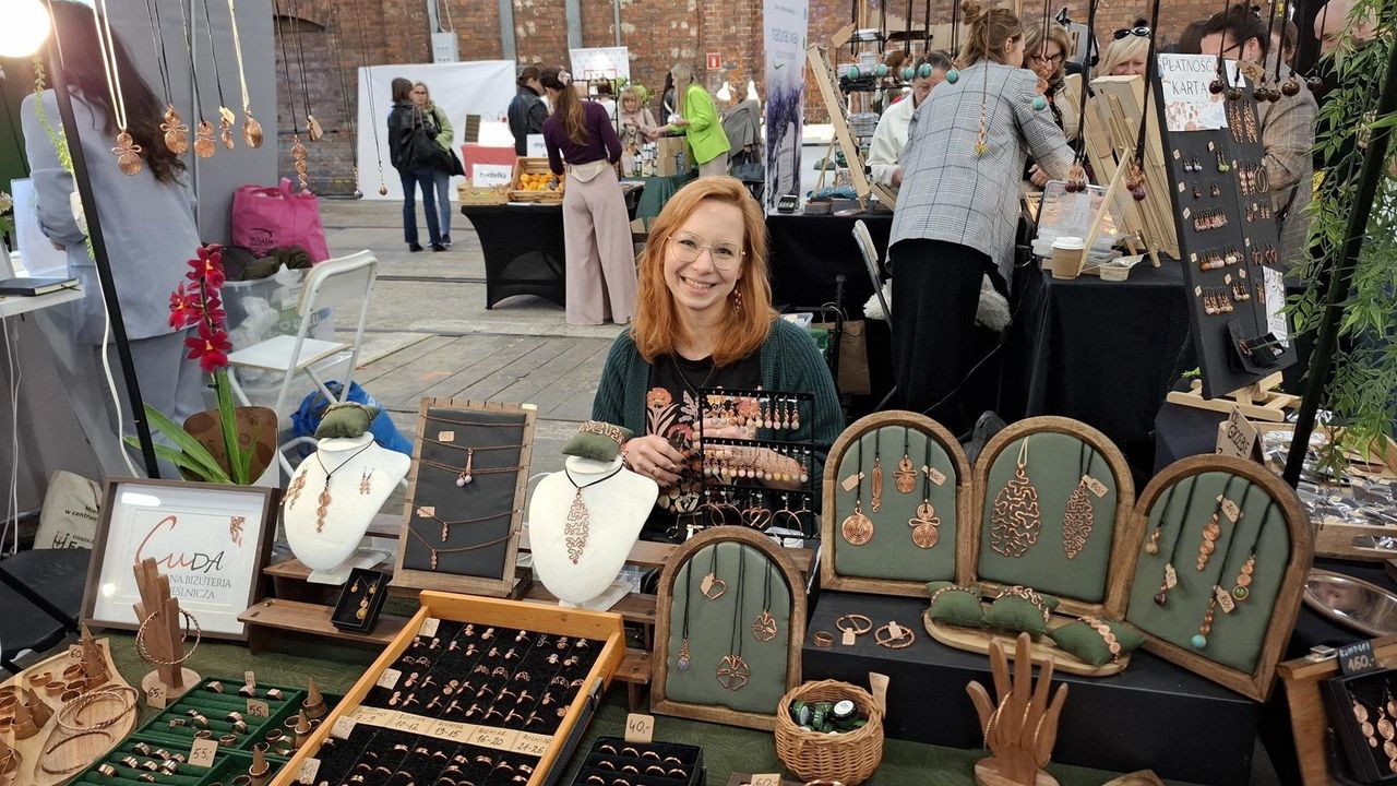 Wrocław: Festiwal Biżuterii i Dodatków w Czasoprzestrzeni - odkryj unikatowe projekty i spotkaj twórców w zabytkowej zajezdni Dąbie