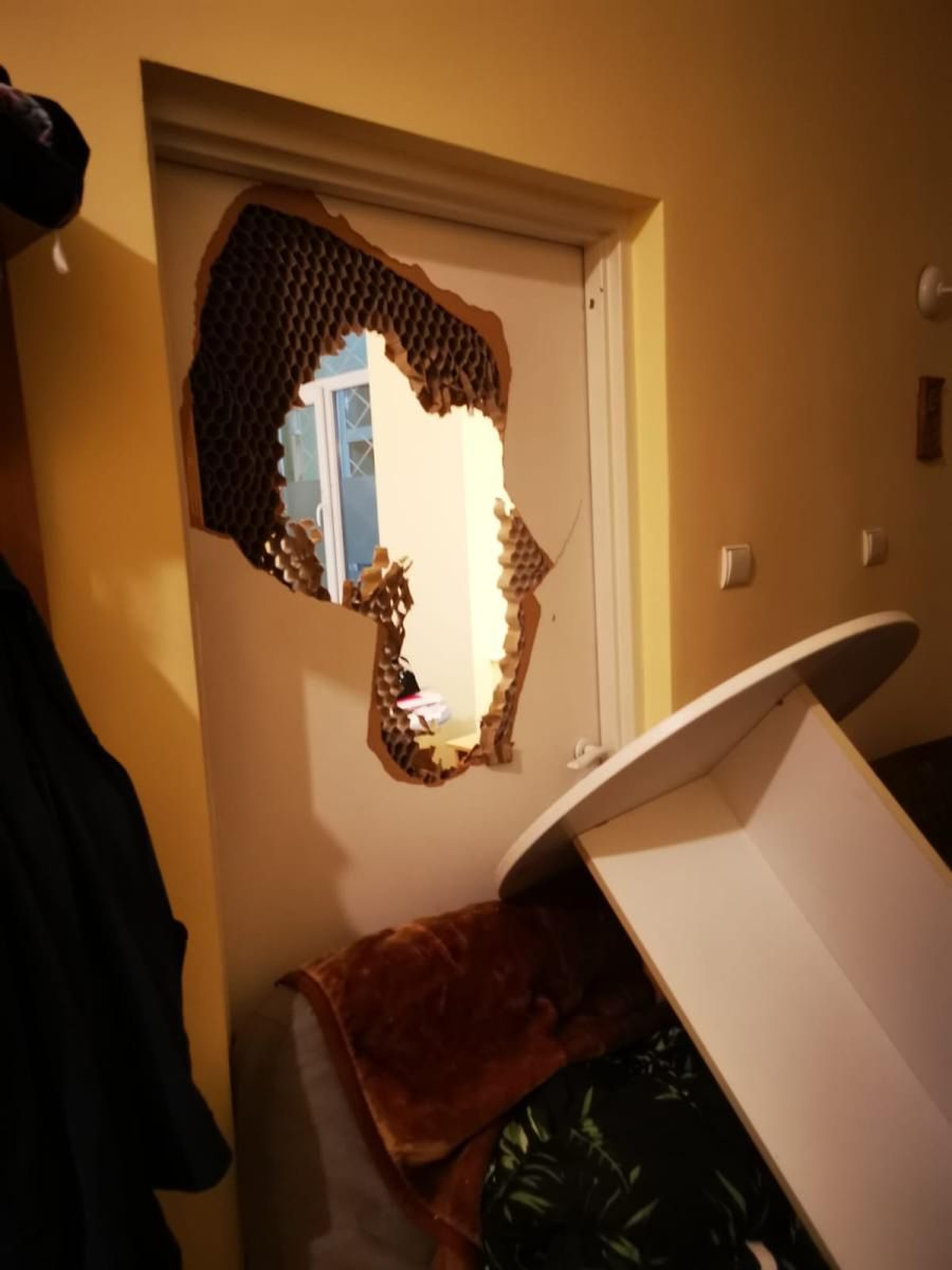 Pacjent wyciął dziurę w drzwiach do dyżurki lekarzy