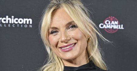 Leżała na kanapie w czarnej mini. Błyskotki kradną spojrzenia