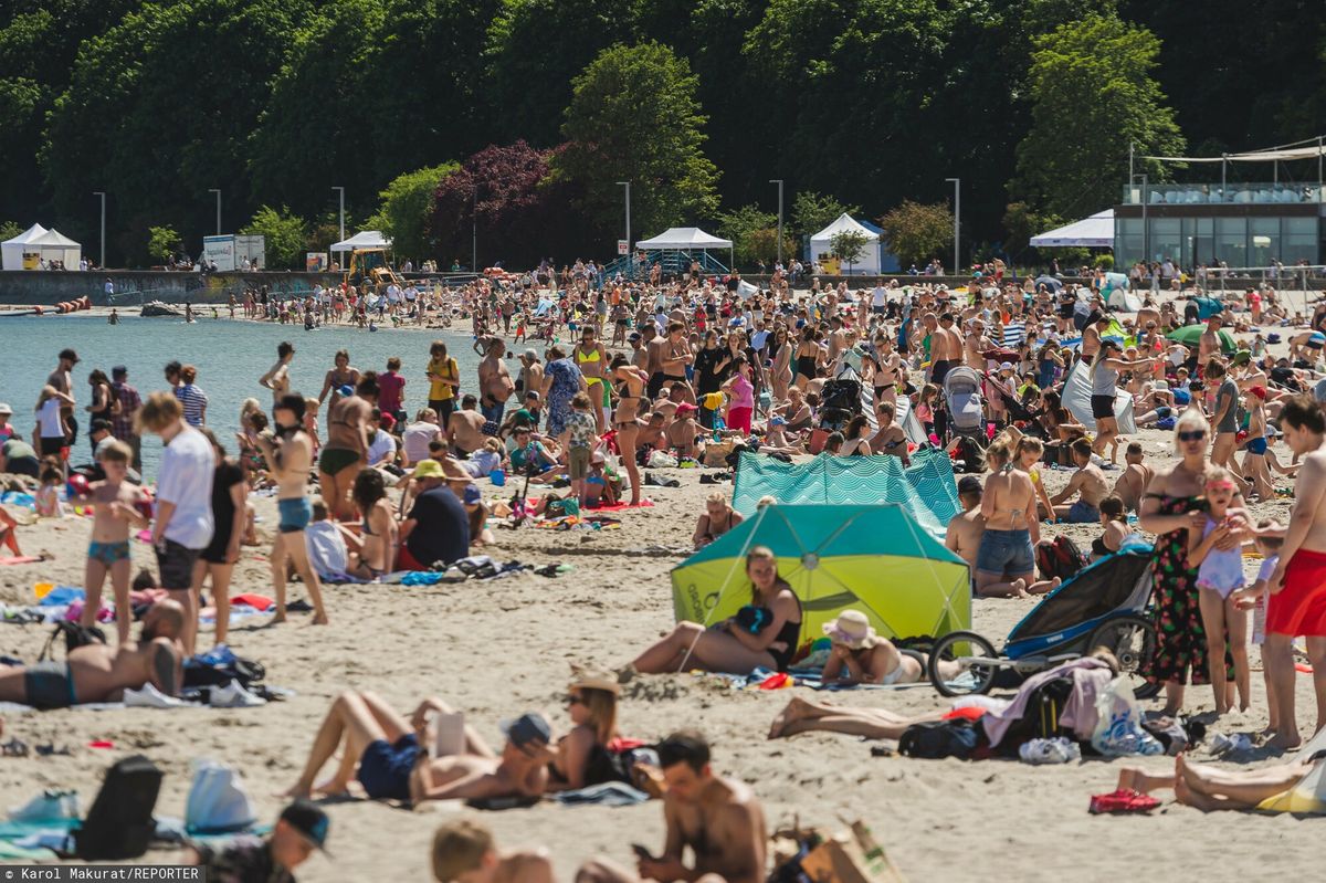 W ostatni weekend turyści cieszyli się słoneczną pogodą na plaży w Gdyni 