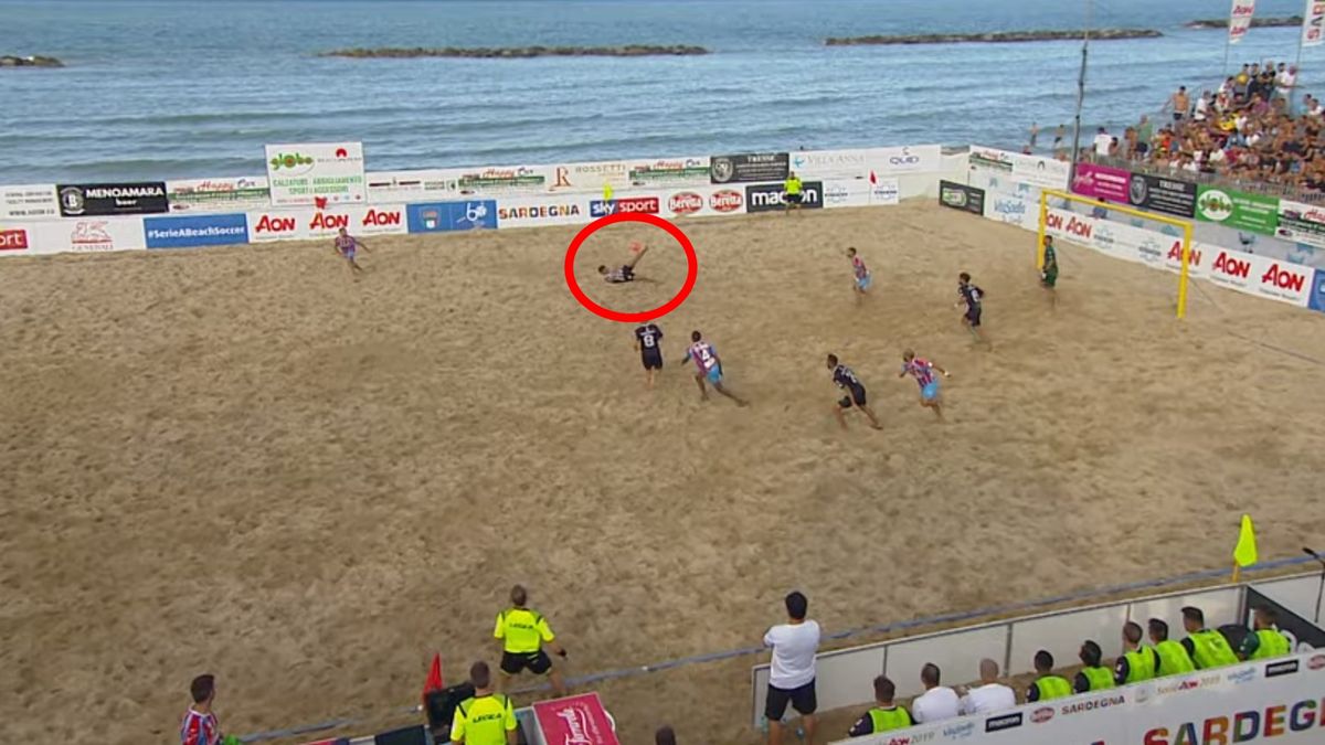 Gabriele Gori uderza z przewrotki w meczu beach soccera