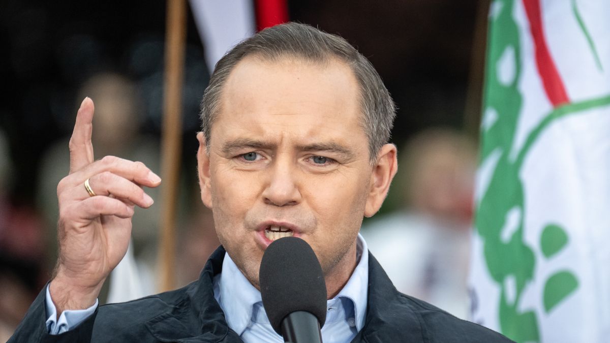 Bydgoszcz, 19.05.2025. Wybory prezydenta RP - kampania przed II turą. Kandydat Komitetu Obywatelskiego na fotel prezydenta RP, popierany przez PiS, prezes Instytutu Pamięci Narodowej Karol Nawrocki podczas spotkania z mieszkańcami w Bydgoszczy, 19 bm. (ad) PAP/Tytus Żmijewski