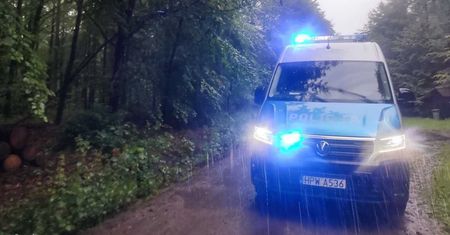 12-latek zadzwonił na policję. W drzwiach stała zapłakana kobieta