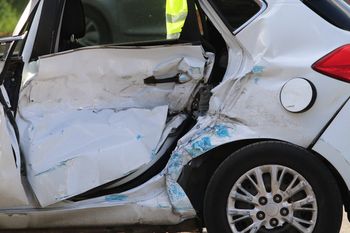 Zderzenie busa i samochodu osobowego w Nakle. W aucie była matka z dwójką dzieci