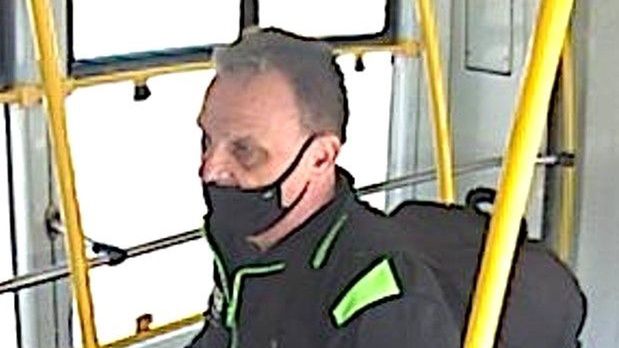 Wrocław. Poszukiwany sprawca kradzieży bagaży. Rozpoznajesz go?