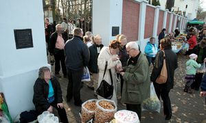 Nowa moda pod cmentarzami. Podano ceny na Wszystkich Świętych