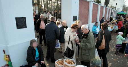 Nowa moda pod cmentarzami. Podano ceny na Wszystkich Świętych