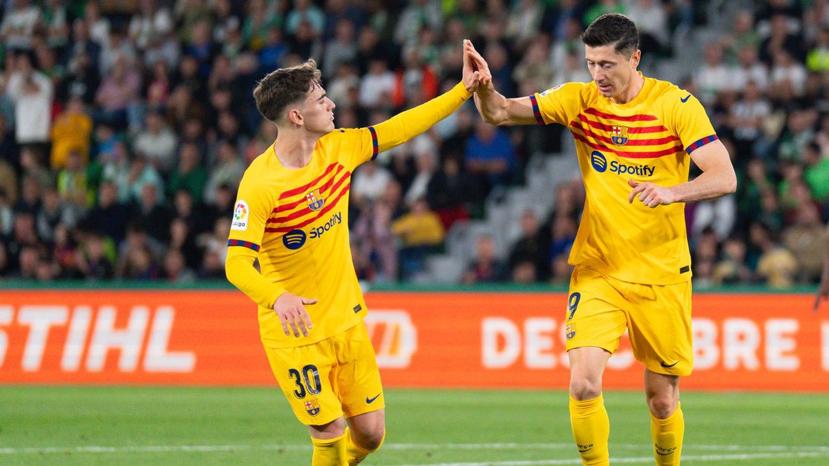 Getty Images / Photo by Aitor Alcalde Colomer / Na zdjęciu: Gavi i Robert Lewandowski