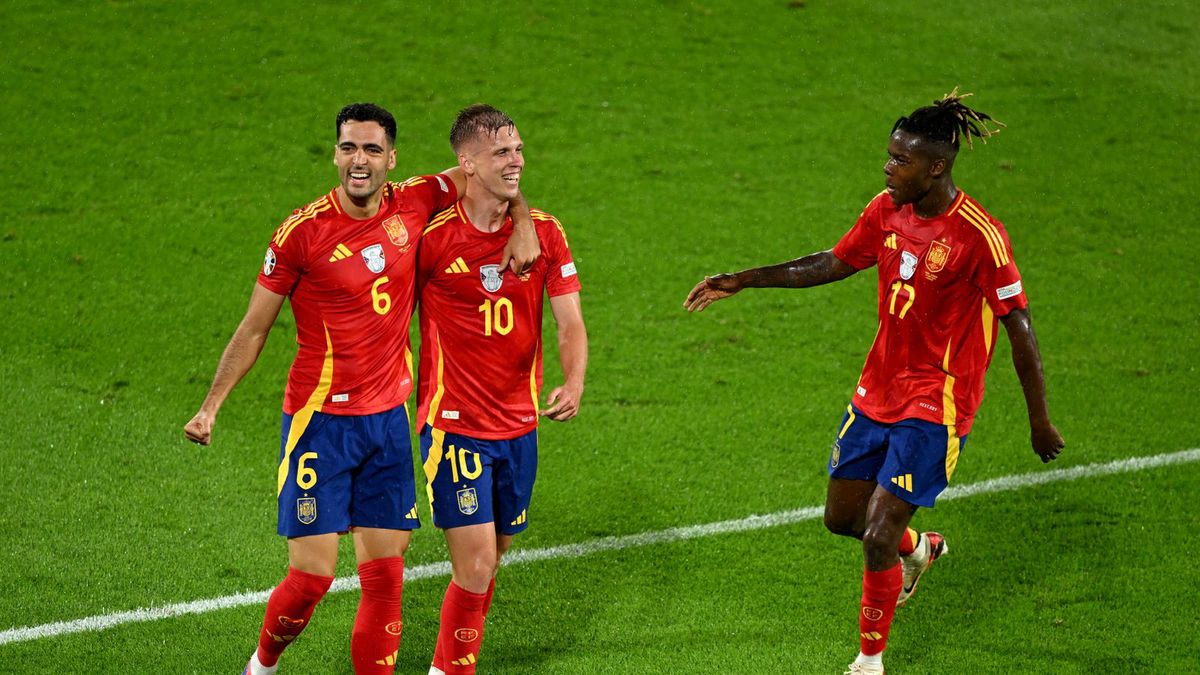 Getty Images / Alexander Scheuber - UEFA/UEFA via Getty Images / Na zdjęciu: Mikel Merino, Dani Olmo i Nico Wiliams