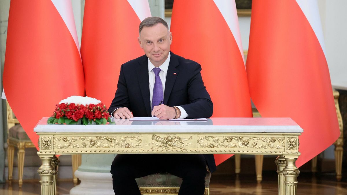 Prezydent podpisa? ustaw? o bezp?atnych lekach dla dzieci i os�b 65+Fot. Wojciech Olkusnik/East News, Warszawa, 29.08.2023. Prezydent Andrzej Duda (n/z) podpisal ustawe rozszerzajaca grupe osob, ktorym przys?uguj? bezplatne leki, o dzieci do 18 lat i o seniorow powy?ej 65 lat. Nowelizacja ustawy o swiadczeniach opieki zdrowotnej finansowanych ze srodkow publicznych oraz ustawy o refundacji lekow, srodkow spozywczych specjalnego przeznaczenia zywieniowego oraz wyrobow medycznych.Wojciech Olkusnik