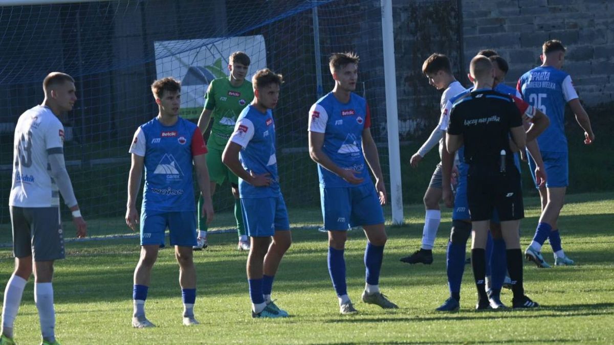 Facebook / Sparta Kazimierza Wielka / Na zdjęciu piłkarze Sparty Kazimierza Wielka (w błękitnych koszulkach)