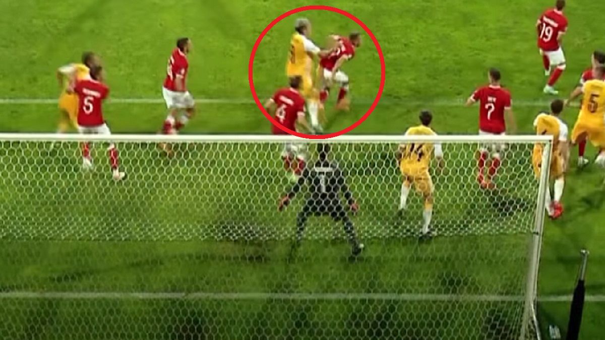 Zdjęcie okładkowe artykułu: Facebook / TVP Sport / Na zdjęciu: Nicolaescu walczy o piłkę z Szymańskim