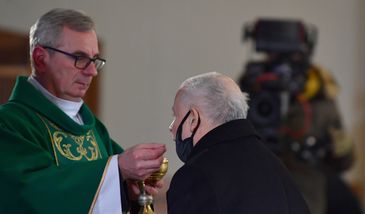 Starachowiccy policjanci mogą mieć problemy? Chodzi o mszę z udziałem Jarosława Kaczyńskiego