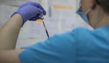 Wolne terminy i marnowane szczepionki? "Im więcej zaszczepionych, tym lepiej dla pozostałych"