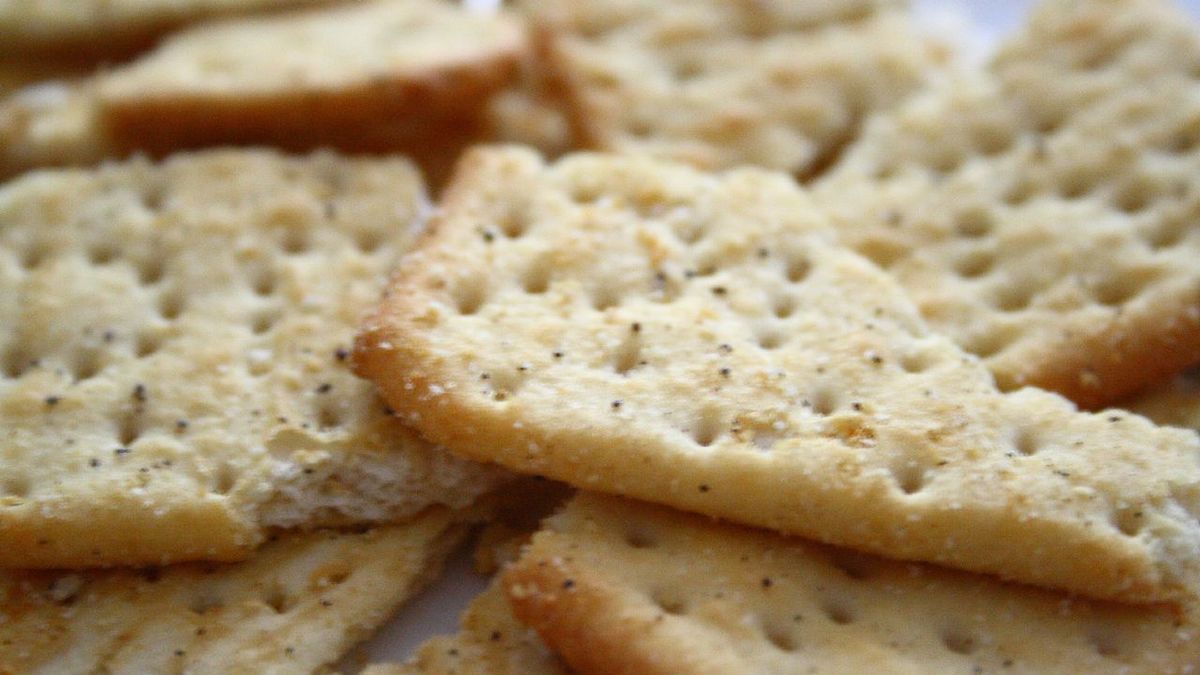 Pełnoziarniste słone krakersy