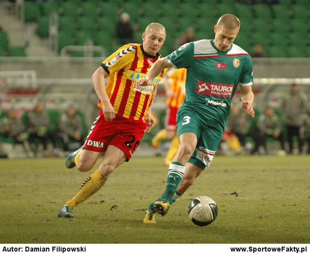 Maciej Korzym (w tle) w meczu ze Śląskiem Wrocław