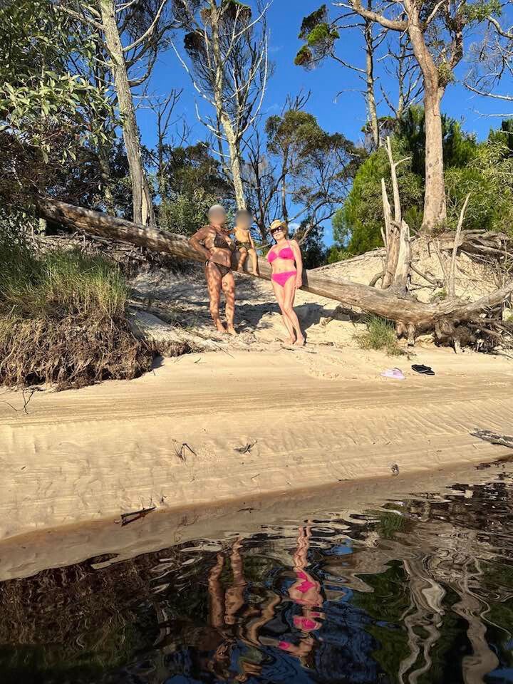 Danuta Martyniuk na plaży w Australii