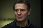 Liam Neeson przechadza się pośród nagrobków