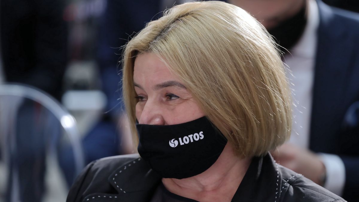 Na zdjęciu Zofia Paryła w czarnej maseczce z logiem Lotosu