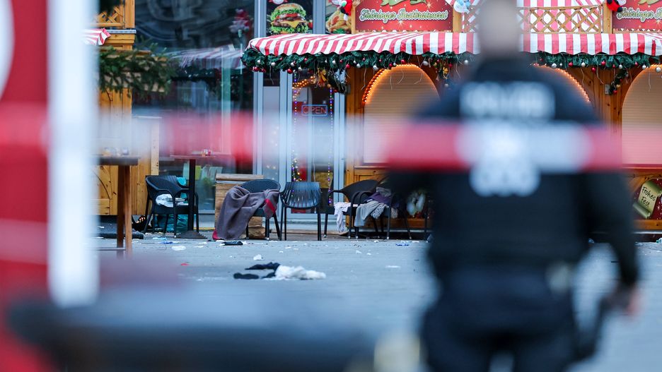 Aftermath of car-Ramming attack at Magdeburg Christmas Market
21 December 2024, Saxony-Anhalt, Magdeburg: A police officer stands behind a barrier at Magdeburg's Christmas market, where the previous evening, a driver rammed into a group of people. Several people were killed and injured in the attack. Photo: Jan Woitas/dpa 
Dostawca: PAP/DPA.
Jan Woitas