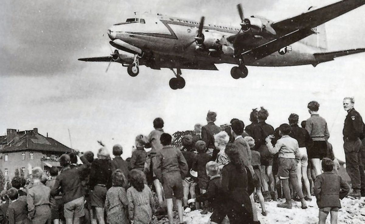 Samolot transportowy USAAF Douglas C-54 Skymaster ląduje na lotnisku Tempelhof podczas blokady Berlina.
