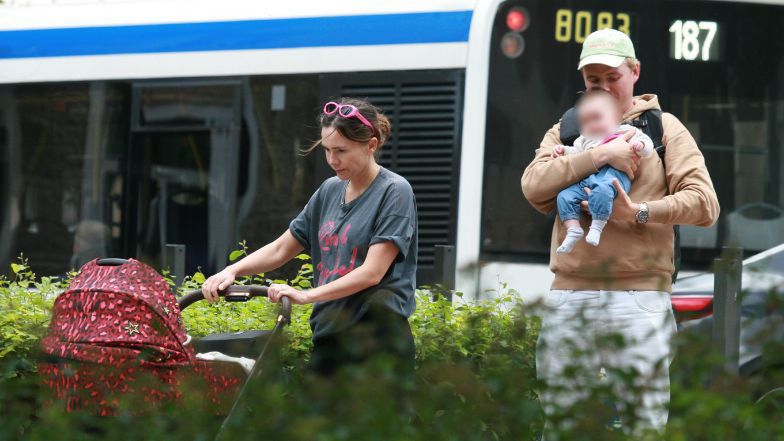 Olga Bołądź z rodziną w Sopocie