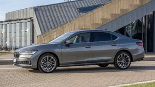 Najmocniejsza wersja Superba dołącza do gamy. Pod maską zaskakująco mały silnik