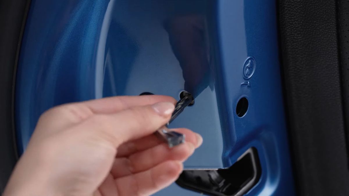 Ukryte pokrętło w drzwiach samochodu