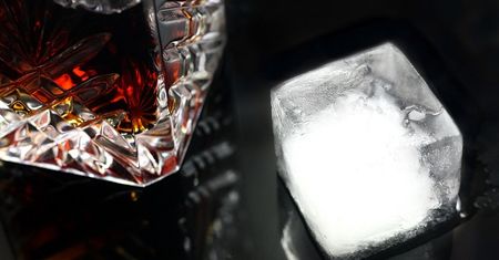 Marszałek zamawia gadżety promocyjne: pistolety na wodę, kamienie do whisky i chusteczki