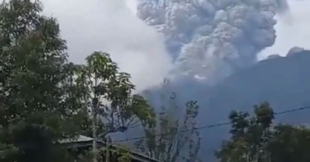 Erupcja wulkanu w Indonezji - tam nadal są ludzie. Drastyczne nagranie