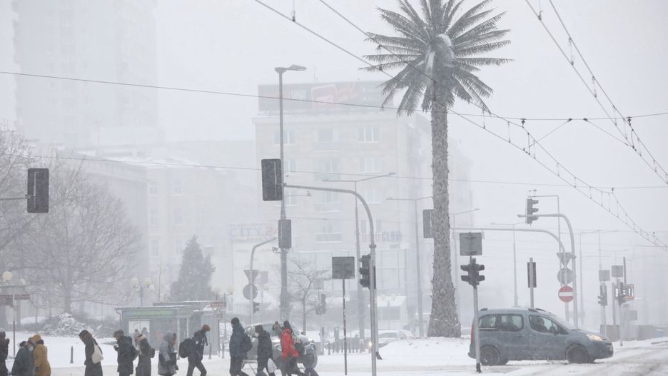 Warszawa. Atak zimy. Na większości stołecznych ulic i chodników leży gruba warstwa śniegu