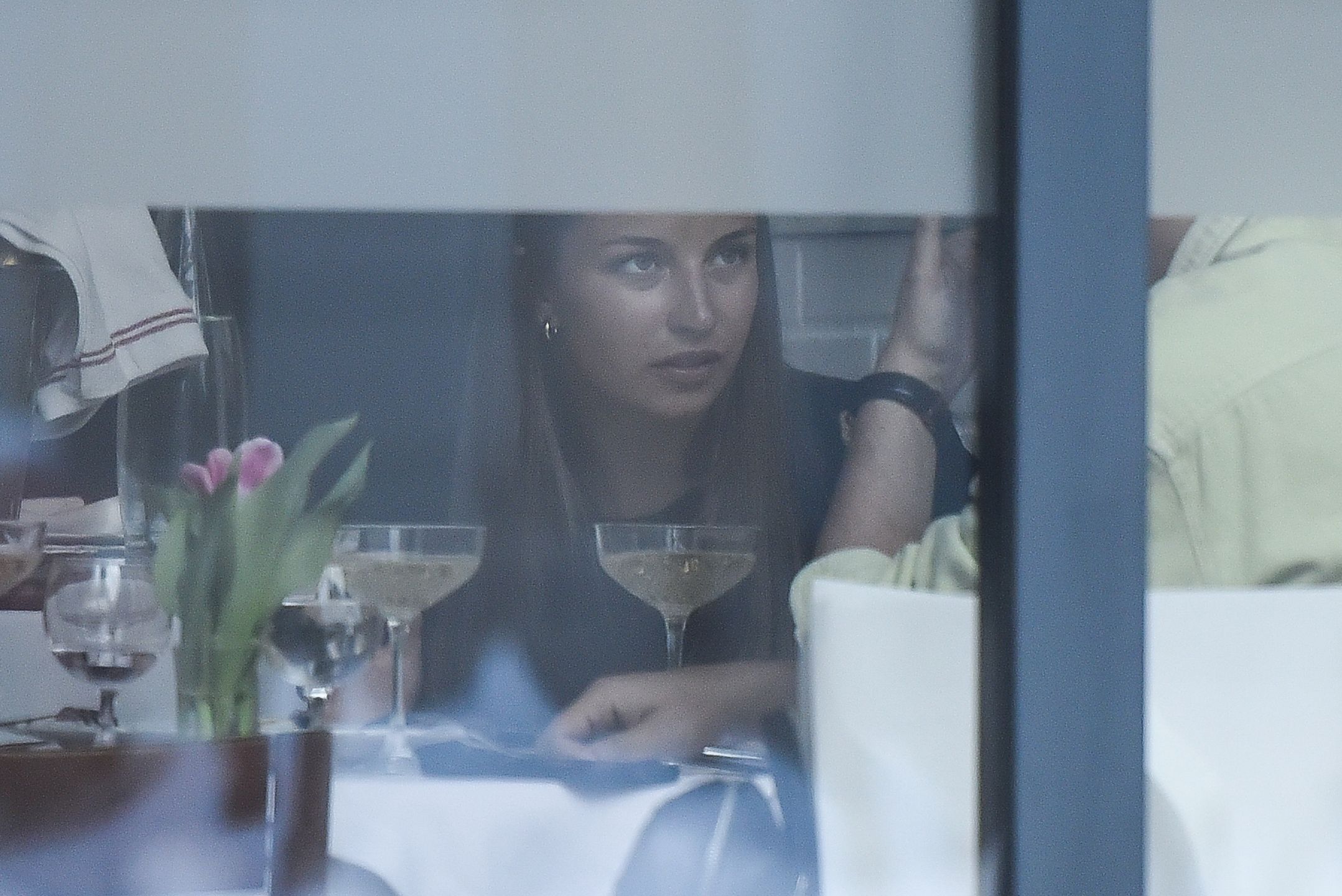 Julia Wieniawa sączy drinka