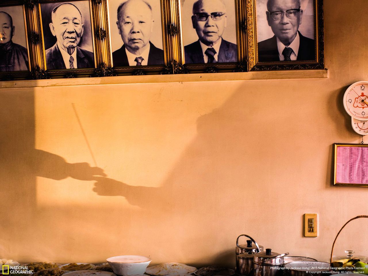 Następnym wyróżnionym zdjęciem jest „From Generation to Generation” zrobione przez Jacksona Hunga na Tajwanie. Fotografia została zrobiona podczas obchodów Chińskiego Nowego Roku. Twórca podczas obrzędów związanych ze wspominaniem przodków zwrócił uwagę na interesujący układ światła i dłonie podające sobie kadzidło w trakcie modlitwy.