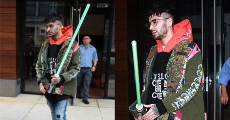 Zayn Malik przechadza się po ulicy z mieczem świetlnym