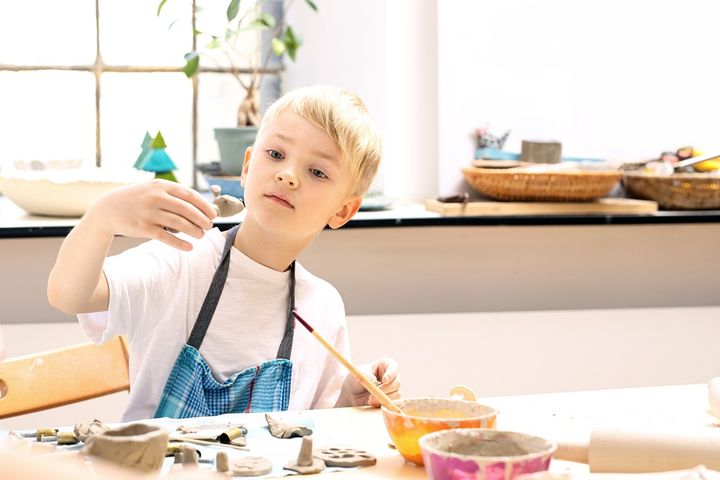 Zabawa z wykorzystaniem masy porcelanowej to świetny sposób na pobudzenie kreatywności i wyobraźni