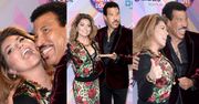 Wystylizowana Shania Twain tonie w ramionach Lionela Richie...