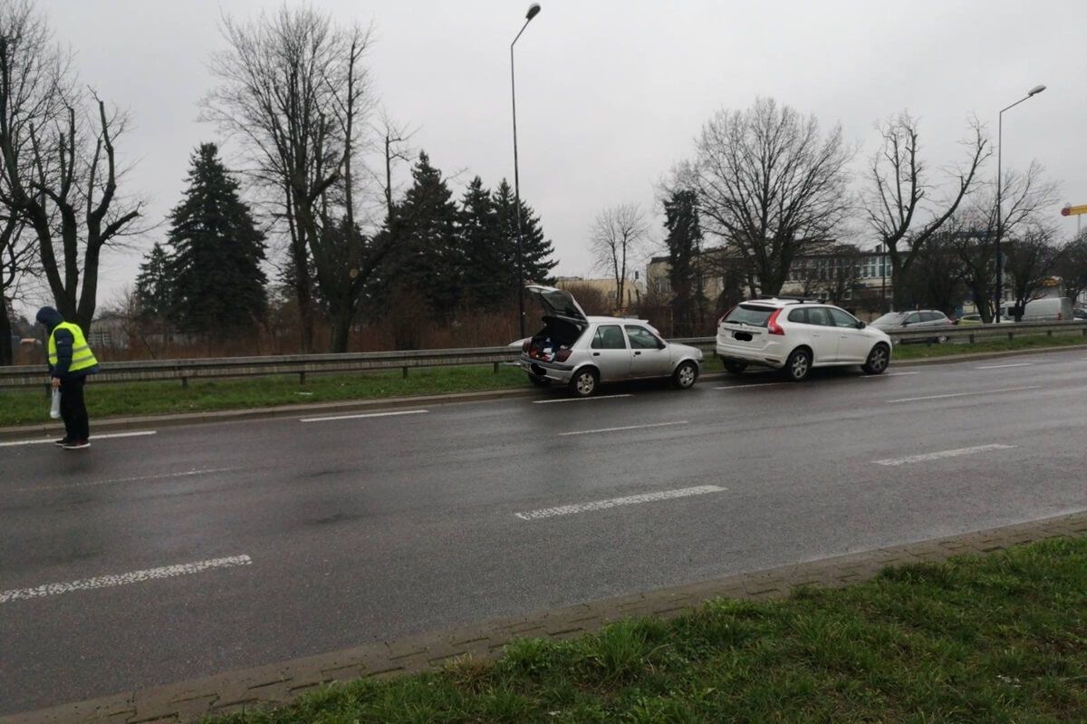 Zderzenie forda z volvo na al. Spółdzielczości Pracy